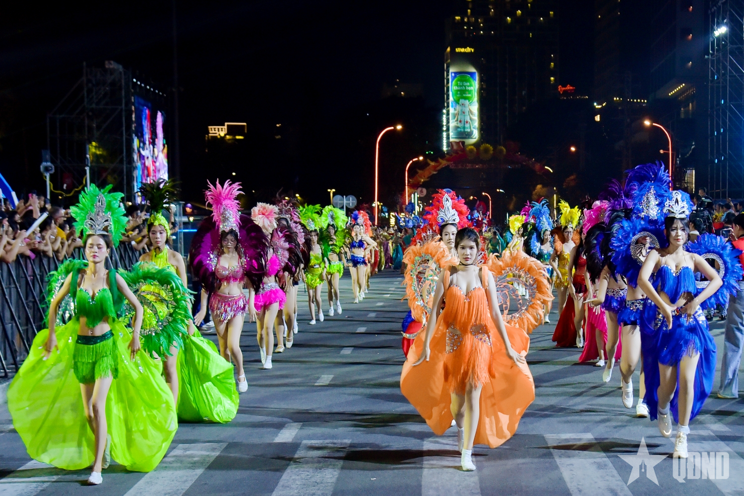 Phố biển Nha Trang rực rỡ đêm Carnival